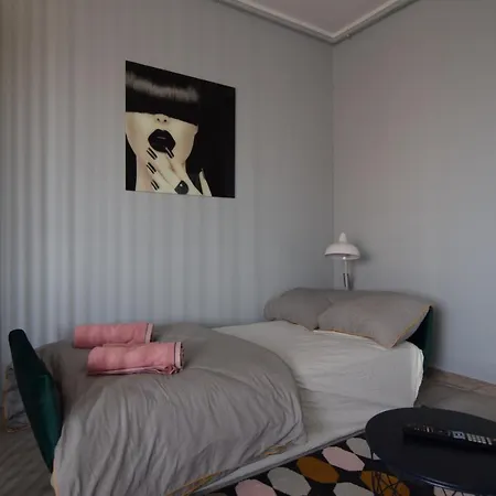 Resedinta Lui Calin - Scandinavian Sleeping And Living With Private Parking Apartment *
